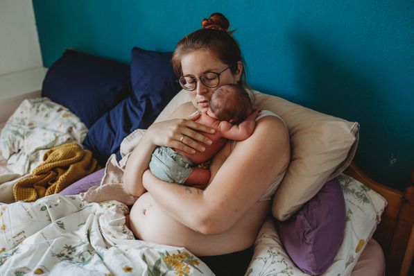 Wochenbettfoto Mama kuschelt mit Baby das Stoffwindeln trägt Augsburg
